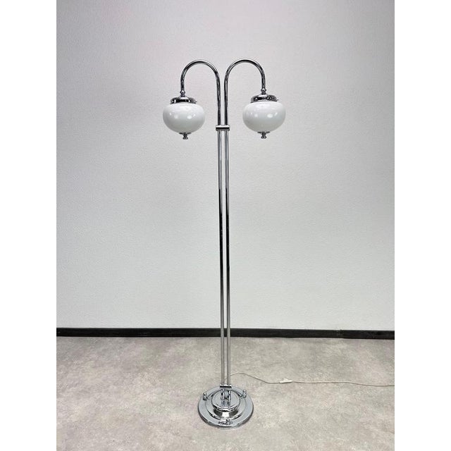 Mid-Century modern floor lamp in excellent original condition. Up to 250V (Europe/UK Standard).The wiring of this item may...