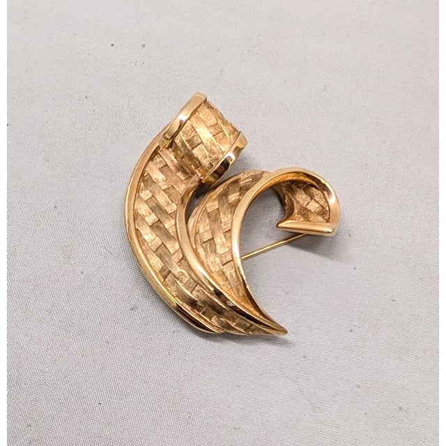 Vintage Signed Crown Trifari Goldtone Woven Ribbon Brooch, 1962 For Sale In Philadelphia - Image 6 of 8