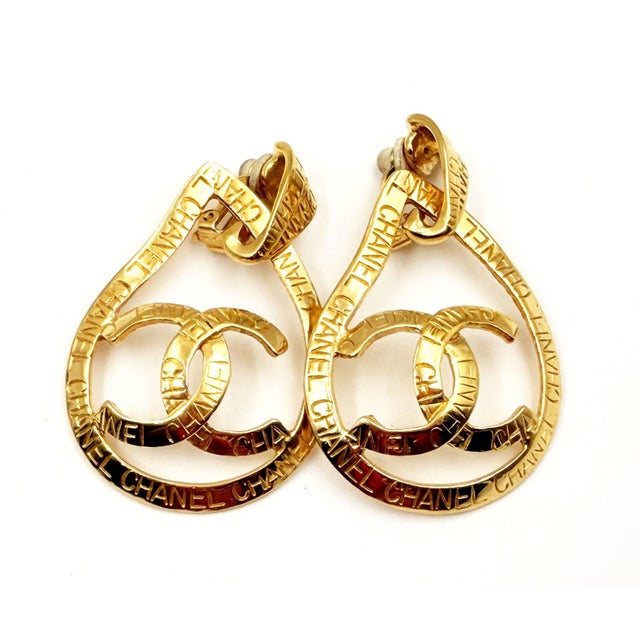 Chanel Chanel Vintage Gold Plated CC Ribbon Tear Drop Ribbon Large 2 in 1 Clip on Earrings, A Pair For Sale - Image 4 of 7