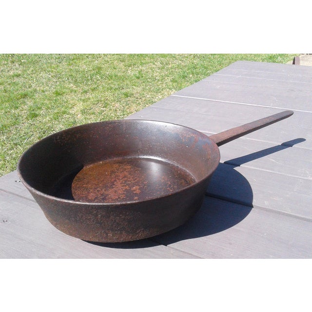 Mid 19th Century Antique Heavy Cast Iron 3 Legged Hearth Spider Skillet With Long Handle 1850s For Sale - Image 5 of 12