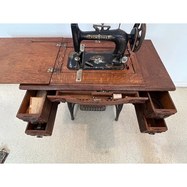 Wood Antique 1903 'New Home' Treadle Sewing Machine Series B in Oak Cabinet Working Condition For Sale - Image 7 of 12