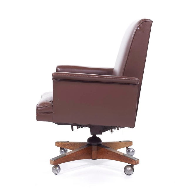 Mid 20th Century Stow Davis Mid-Century Modern Leather Executive Swivel Desk Chair For Sale - Image 5 of 9