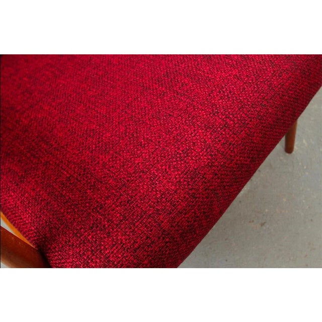 They offer armchair from the 50s. Elegant construction made of solid wood. The removable pillows were newly made....