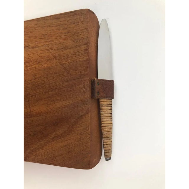 1950s Triangular Walnut Cutting Board with Amboss Knife from Werkstätte Carl Auböck, 1950s, Set of 2 For Sale - Image 5 of 11