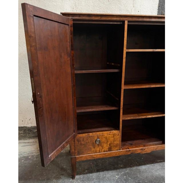1920s Neoclassical Revival Flame Birch Vitrine Bookcase Cabinet C 1920s For Sale - Image 5 of 11