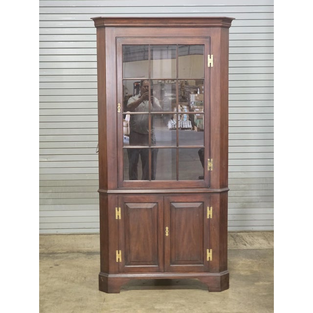 Chippendale Late 20th Century Henkel Harris Mahogany Curio Corner Cabinet Hutch China Chippendale 12 Panel For Sale - Image 3 of 9