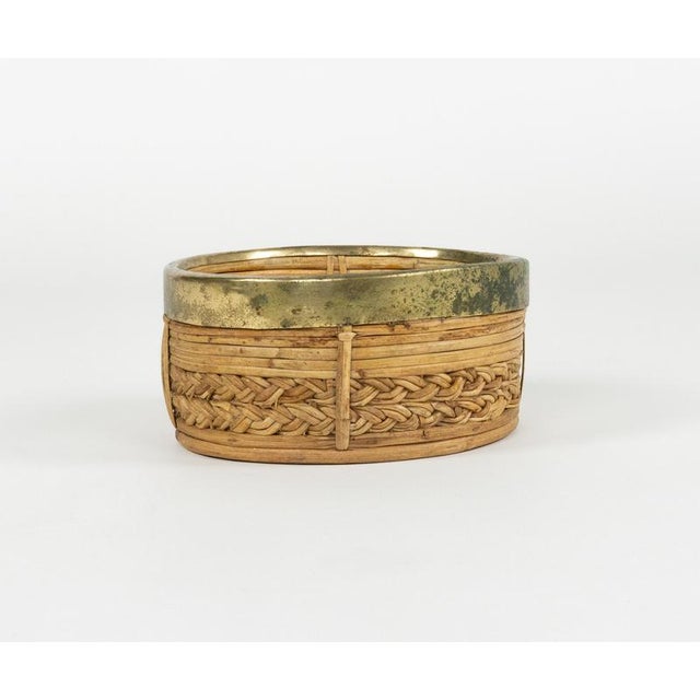 1970s Mid-Century Modern Round Bowl in Rattan and Brass, 1970s For Sale - Image 5 of 11