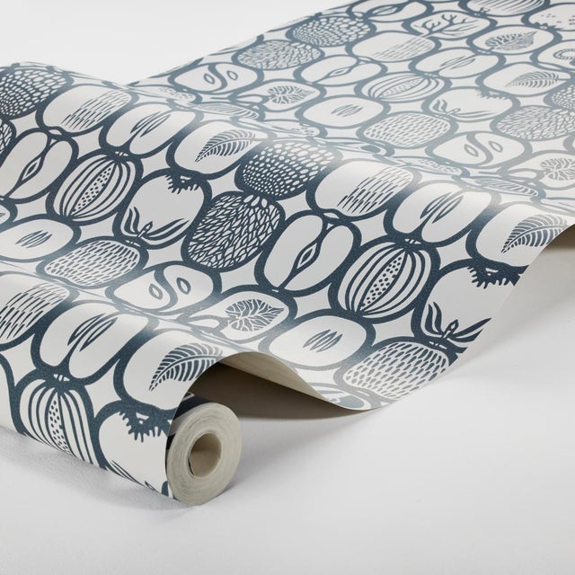 Full of joy and charm, Fruktlåda is one of Swedish design legend Stig Lindberg's most beloved patterns. This product is...