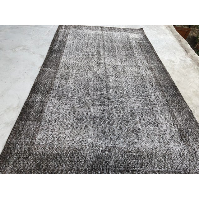 Turkish 1960s Vintage Turkish Distressed Gray Rug - 5′4″ × 9′6″ For Sale - Image 3 of 11