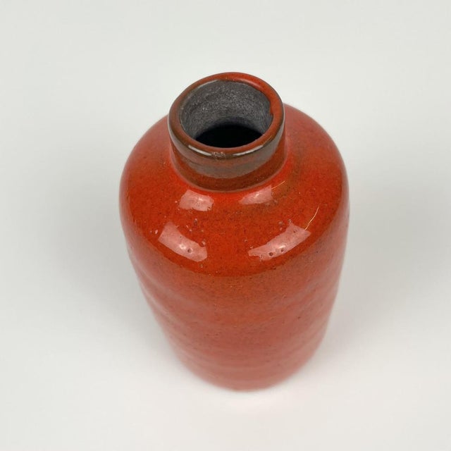 Small elliptical vase in orange glazed ceramic by the Dutch artist Jaap Ravelli. Signed in relief Circa 60 Weight: 250 g...