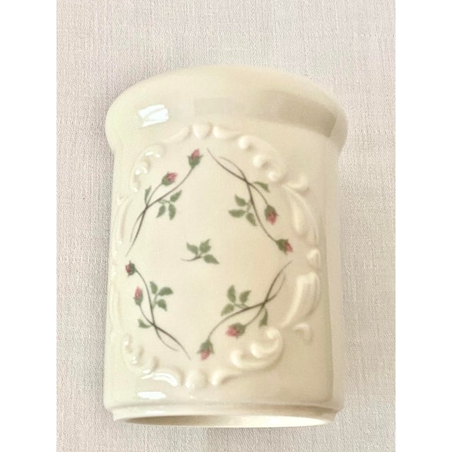 Late 20th Century Lenox Rose Manor Porcelain Toothbrush Holder Cream Ivory Pink Floral Excellent Condition For Sale - Image 9 of 12
