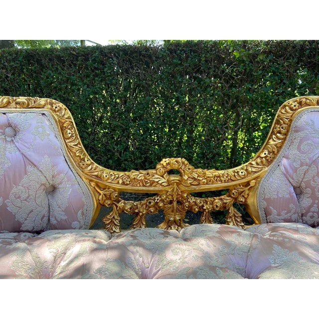 1970s French Louis XVI Gilt Beech Pink Damask Settee - 1Pc For Sale - Image 4 of 17