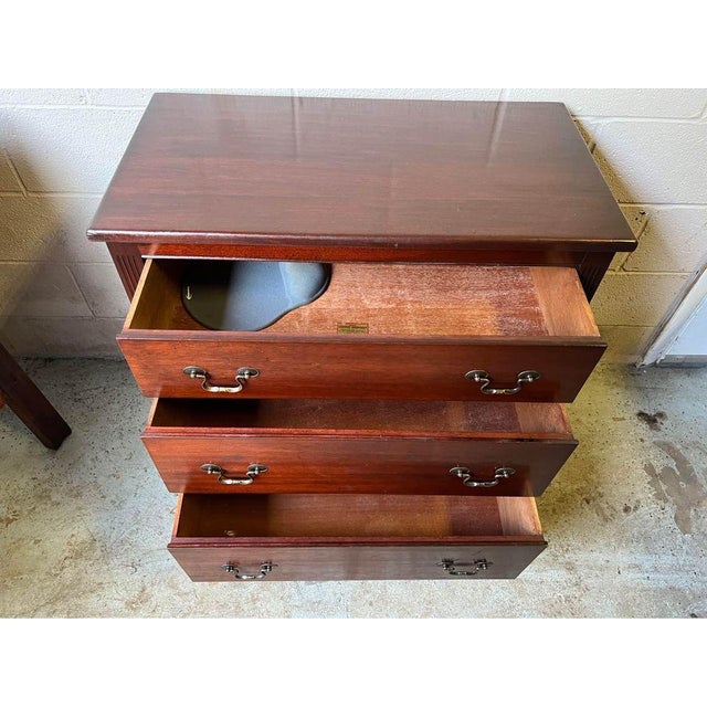 Early 20th Century Early 20th Century Chippendale Style Mahogany Bachelor’s Chest of Drawers. For Sale - Image 5 of 11