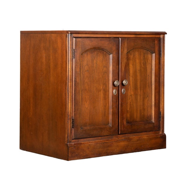 1990s Hekman Cherry Finish Corner Storage Cabinet / Bookcase | Model 5330-2446 | Open Shelving Sides + Enclosed Center | Excellent Condition For Sale - Image 10 of 18