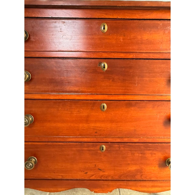 Early 19th Century Beautiful American / New England Sheraton Chest of Drawers For Sale In Pittsburgh - Image 6 of 18