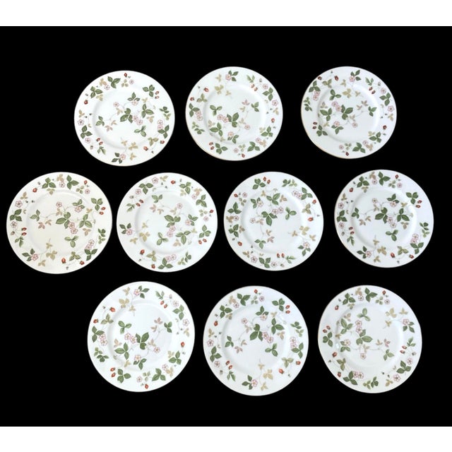 This set of 10 Wedgwood Wild Strawberry lunch plates is a charming addition to any table setting. Made of fine bone china...