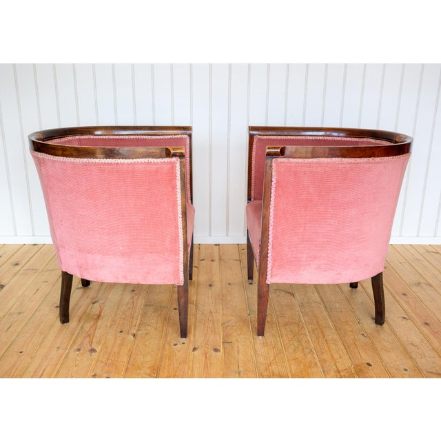 1910s Antique Art Nouveau Edwardian Barrel Back Tub Armchairs in Mahogany and Pink Upholstery, 1910, Set of 2 For Sale - Image 5 of 18