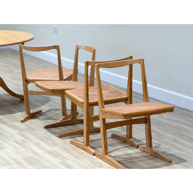 Mid-Century Circular Dining Table in Elm and Chairs in Rattan, 1960s, Set of 5 For Sale - Image 9 of 12