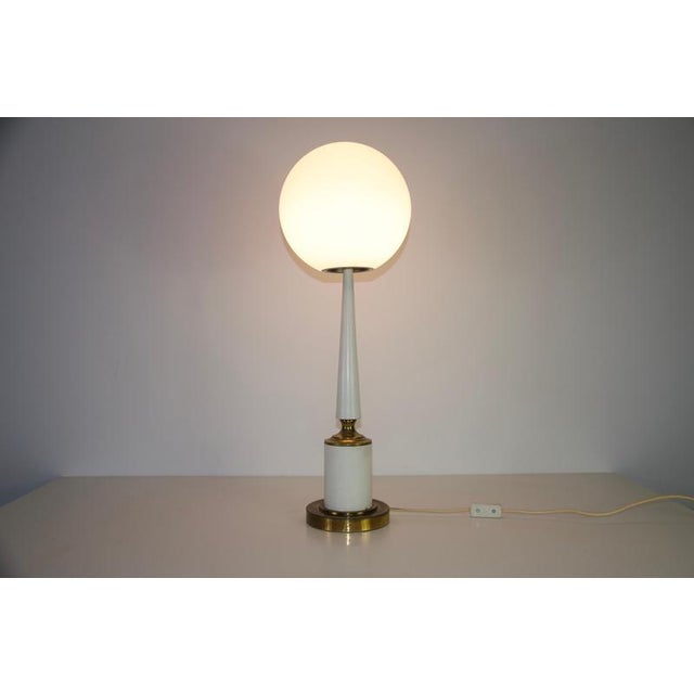 This elegant italian table lamp from the 1960s beautifully reflects the refined modernism of mid-century design. The piece...