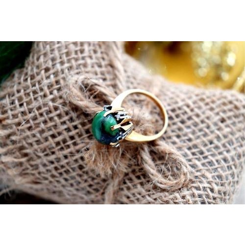 Gold ring with 8/8 brilliant cut diamonds (6) and cabochon-shaped malachite inlaid. Metal: Gold. Origin: Portuguese....