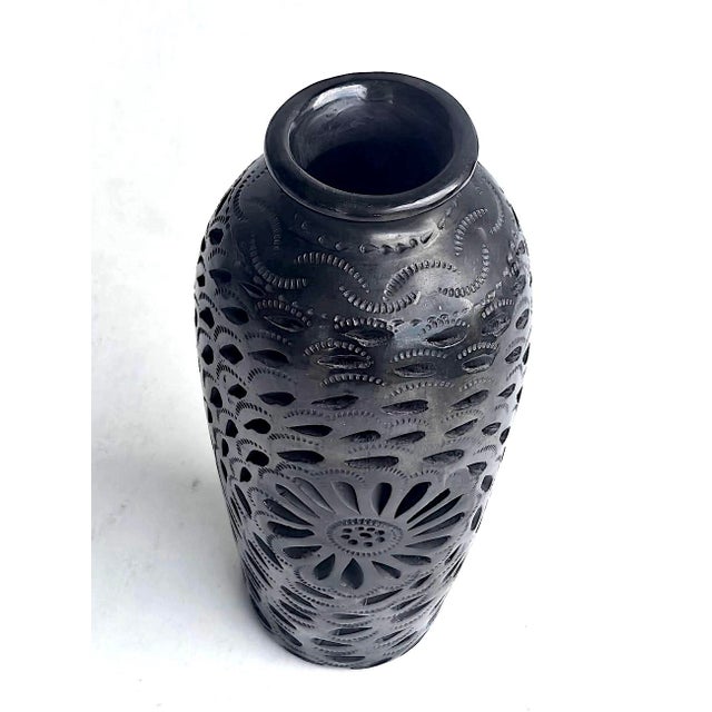 Vintage Hand Carved Oaxacan Barro Negro Vase With Pierced Lace Motif For Sale In Miami - Image 6 of 12