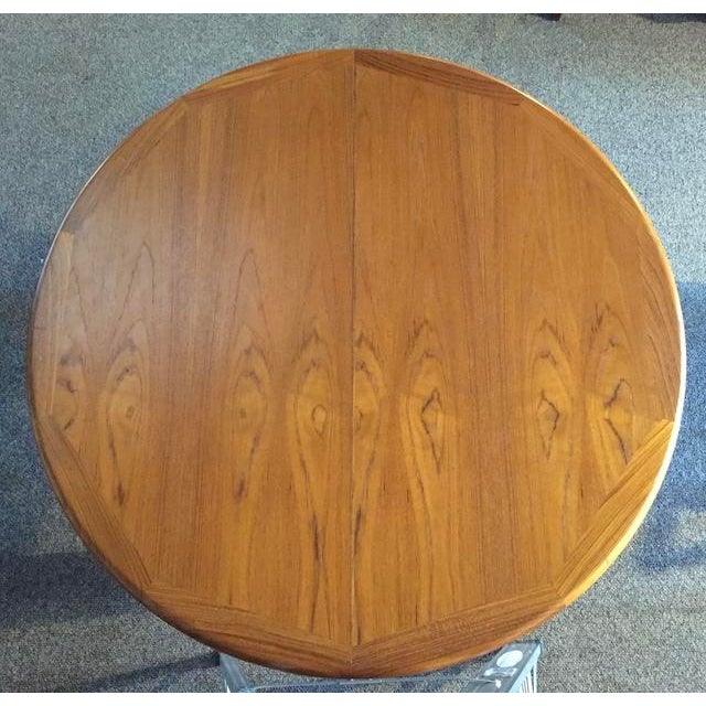 Danish Mid Century Modern Extending Teak Round Dining Table c.1960 For Sale - Image 10 of 11