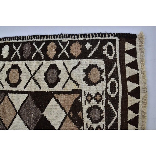 1950s Vintage Anatolian Wool Runner, Hand-Woven Geometric Kilim With Earth Tones For Sale - Image 5 of 10