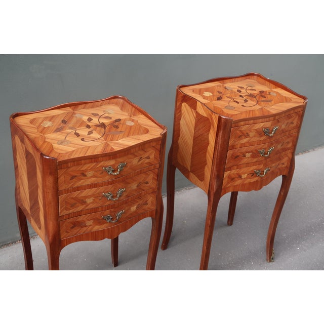 1950s Pair of Restored French Louis XV Style Rosewood Inlaid Side Tables Nightstands For Sale - Image 10 of 12