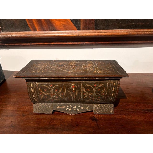 Small chest or miniature of a beech wood chest, lacquered and decorated with plant and floral racemes on all sides. It is...