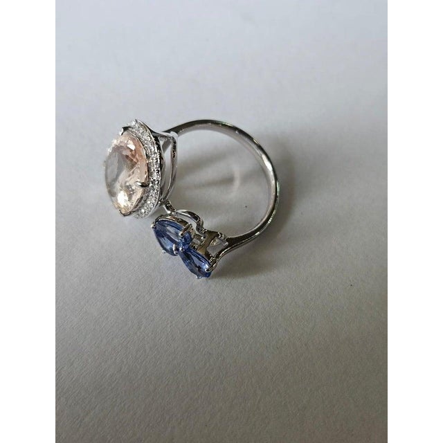Metal Set in 18k Gold, 4.78 Carats Morganite, Blue Sapphires & Diamonds Cocktail Ring, Us Size 7 For Sale - Image 7 of 9