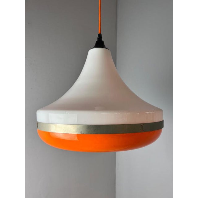 This pendant lamp from Denmark is a prime example of the optimistic and futuristic design of the Space Age. Its clean,...