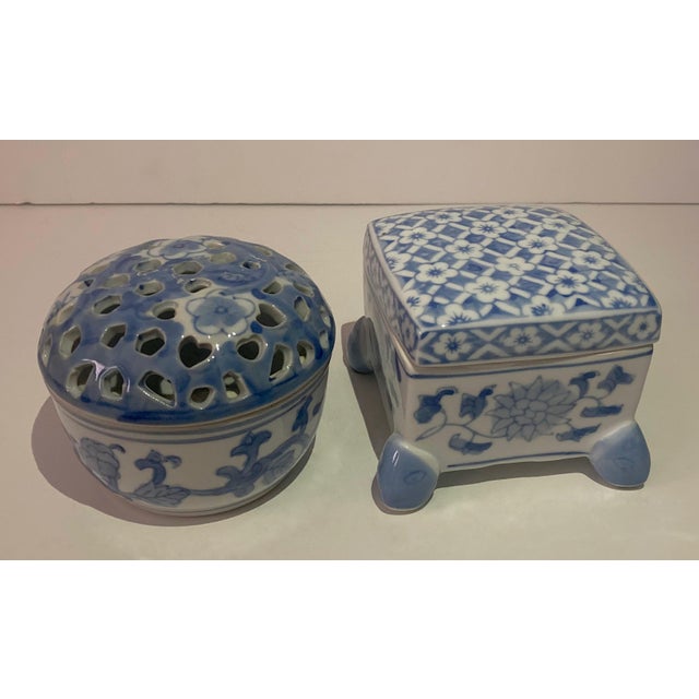 1980s Chinese Blue and White Porcelain Trinket Boxes a Pair For Sale - Image 9 of 9