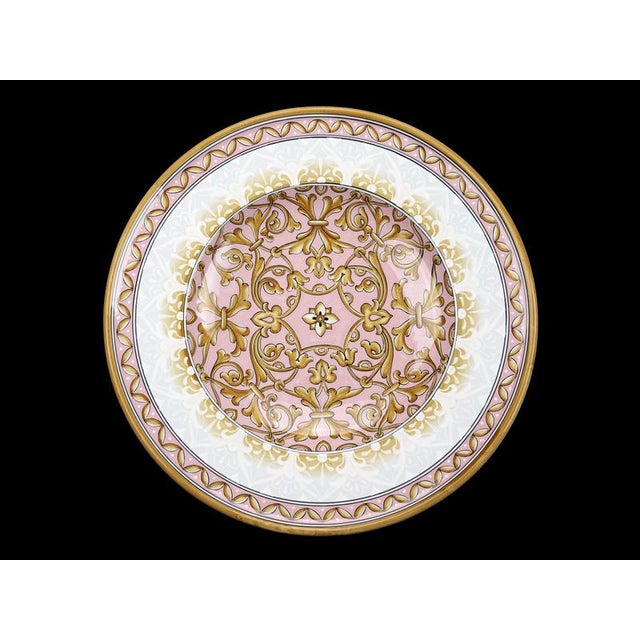 Pink Damask Plate by deBlona Dimensions: D 50 x H 1 cm. Materials: Ceramic. Colors: Aquamarine / Pink / Red / White /...