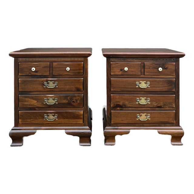 Vintage Ethan Allen Old Tavern Antiqued Pine Rustic Traditional 4 Drawer Nightstand Chests - A Pair (12-5016) For Sale