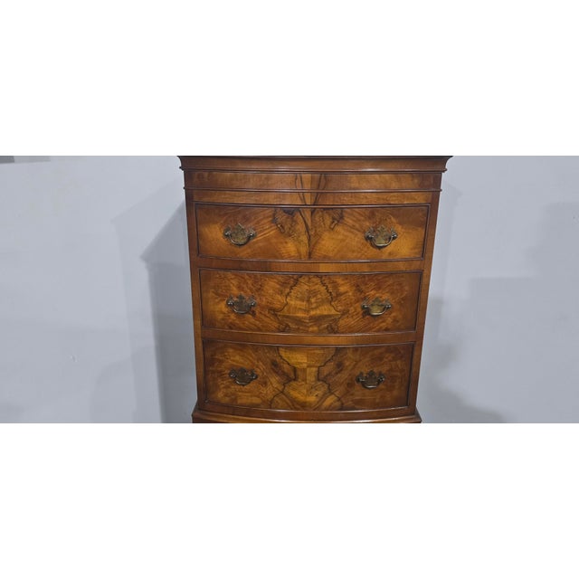 1920s Small Queen Anne Burr Walnut Chest on Chest of Drawers, 1920 For Sale - Image 5 of 10