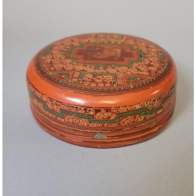 Wood 19th Century Thai Polychrome Lacquer Betel Box With Guardian Lion For Sale - Image 7 of 9