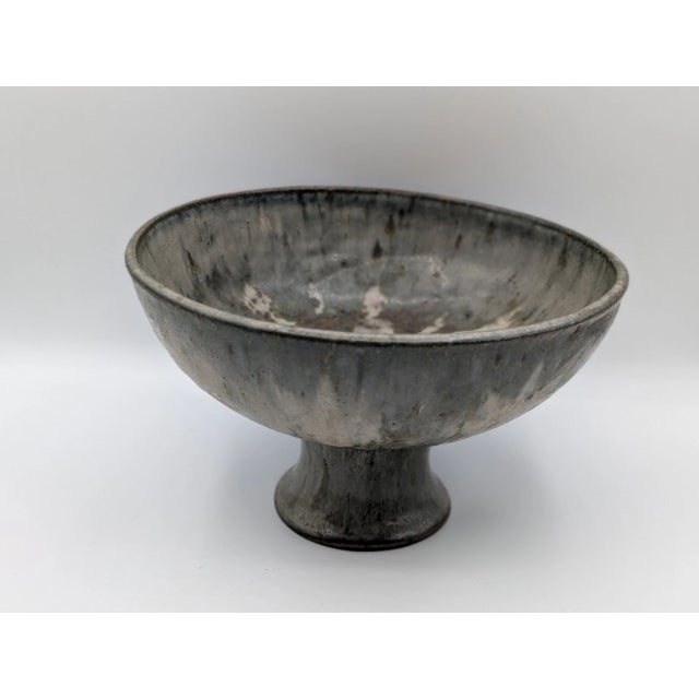 This handcrafted studio pottery bowl is a beautiful and unique addition to any collection, showcasing a beautiful blue-...