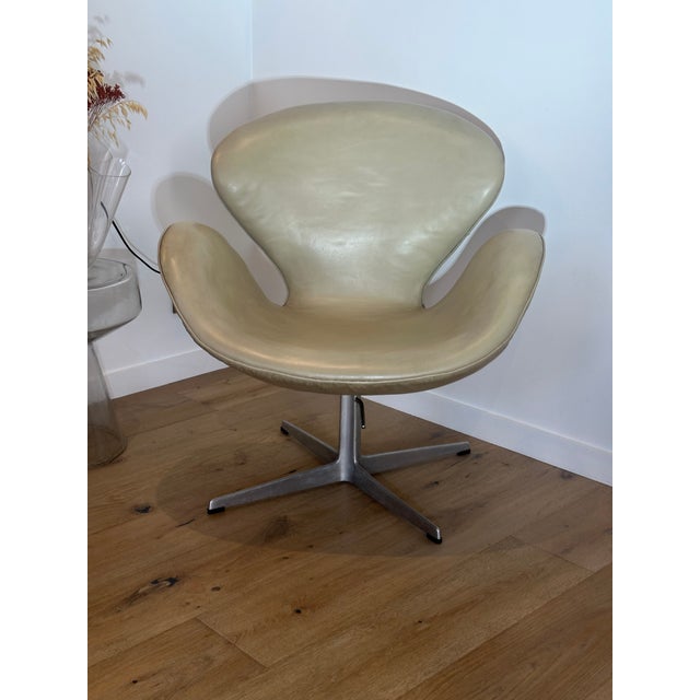1960s First Edition Swan Chair in Beige Leather by Arne Jacobsen for Fritz Hansen, 1960s For Sale - Image 5 of 9
