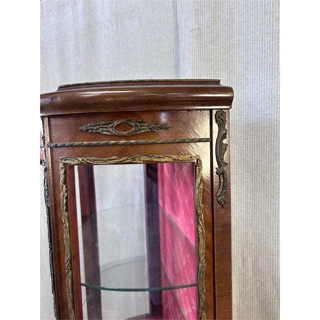 Vintage French Louis XV Vitrine Brass Curio Display Cabinet Made in Spain For Sale - Image 4 of 8