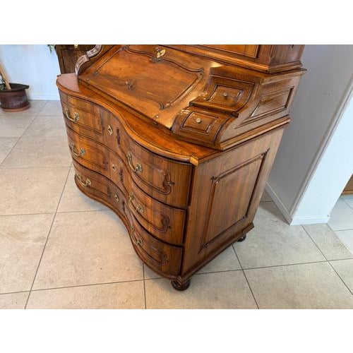 Antique Display Cabinet in Walnut, 1780s For Sale - Image 17 of 18