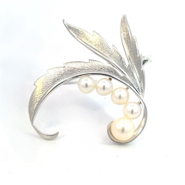 White 1990s Mikimoto Estate Akoya Pearl Brooch Pin Sterling Silver 6.10 mm For Sale - Image 8 of 10