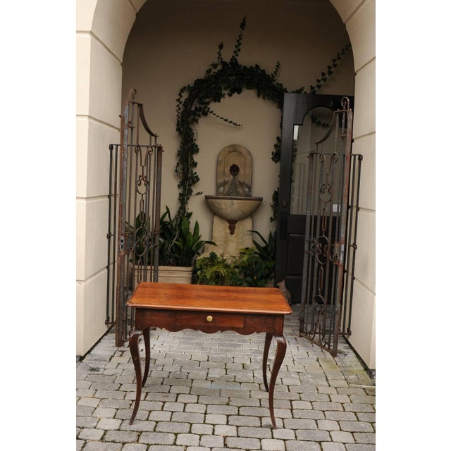 French, 1820s Louis XV Style Oak Side Table with Single Drawer and Cabriole Legs For Sale - Image 4 of 10