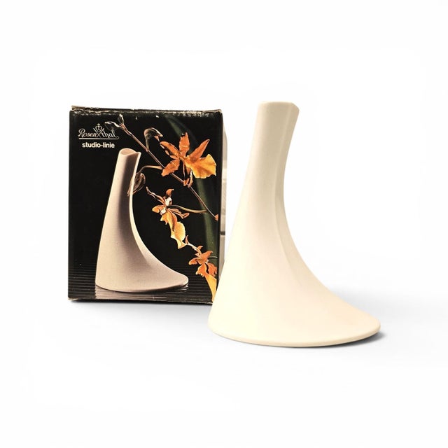 Add a pristine piece of 1980s European modernism to your collection. This exceptional porcelain "Merci" vase, designed by...