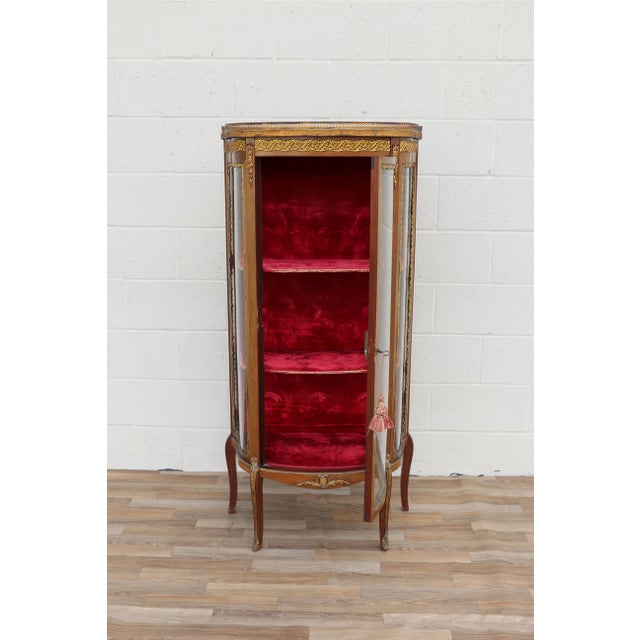 19th Century French Louis XV Vitrine Curio Cabinet With Marble Top & Ormolu For Sale - Image 11 of 18