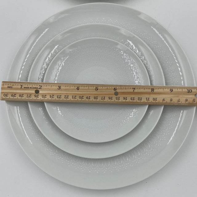 Vintage Rosenthal Germany "Motif" Porcelain Dinnerware by Bjørn Wiinblad | 16-Piece Service for Four For Sale - Image 12 of 12