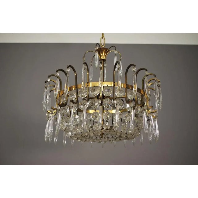 This is a 3 light drop chandelier from the 1970s. Up to 250V (Europe/UK Standard).The wiring of this item may be original...