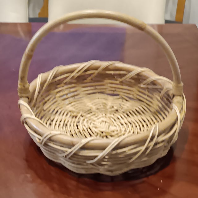 French Provincial Late 20th Century Large French Woven Wicker Basket With Bamboo Handle. For Sale - Image 3 of 12