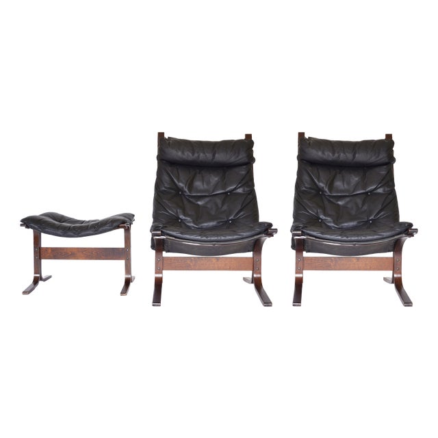 Highback Siesta Chairs and Ottoman in Black Leather and Brown Plywood by Ingmar Relling for Westnofa, 1960s, Set of 3 For Sale