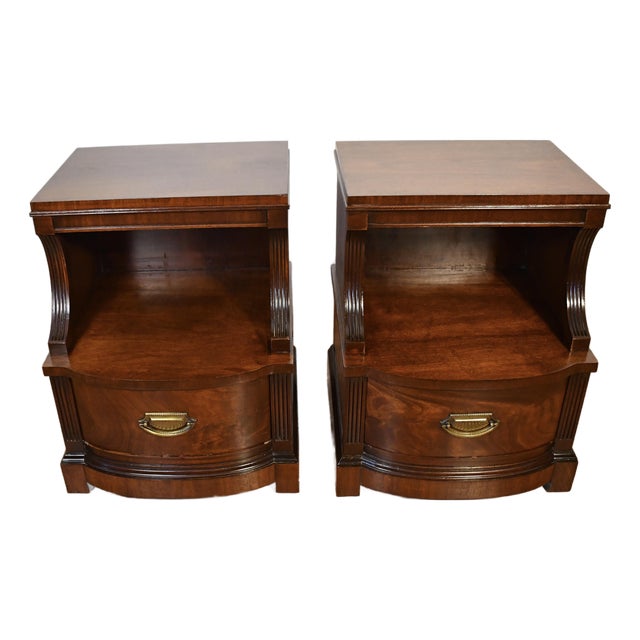 Mid 20th Century English Traditional Vanleigh Mahogany Nightstands Bed Side Tables, 2 Pieces For Sale