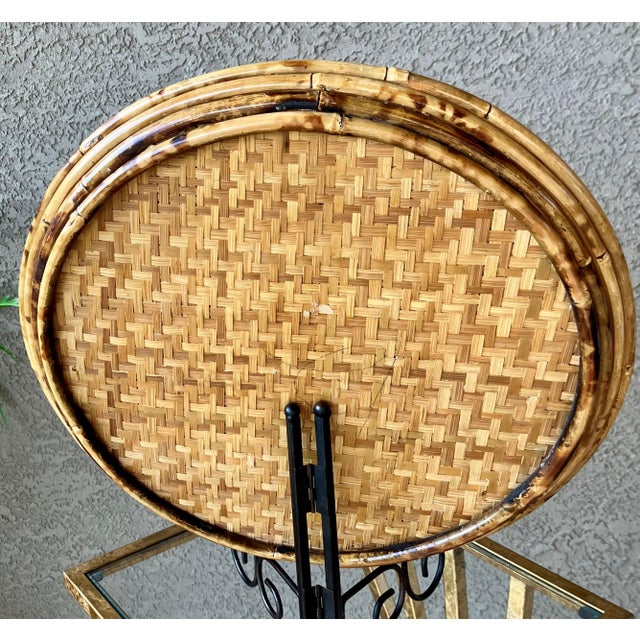 Stylish Mid 20th-Century Split Tortoiseshell Bamboo & Herringbone Rattan Circular Tray For Sale In Austin - Image 6 of 18